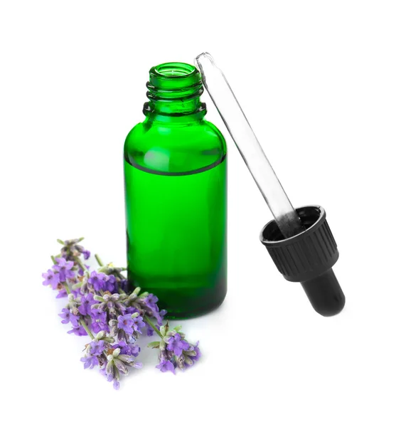 Botella de aceite esencial y flores de lavanda aisladas en blanco — Foto de Stock