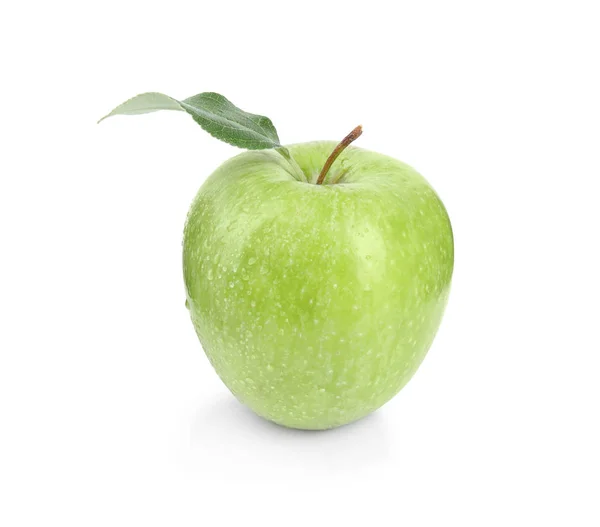 Färskt mogen grönt äpple med vattendroppar och löv på vit bakgrund — Stockfoto