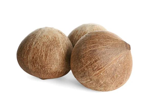 Rijpe hele bruine kokosnoten op witte achtergrond — Stockfoto