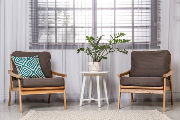 Intérieur de la chambre avec fauteuils modernes et table près de la fenêtre — Photo