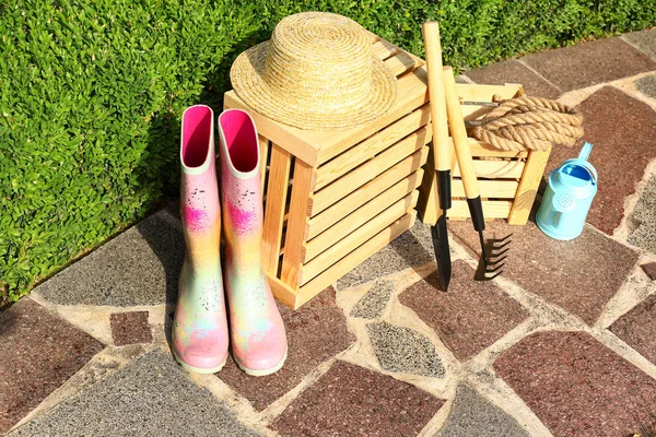 Caisses en bois et outils de jardinage sur chemin de pierre à l'arrière-cour — Photo