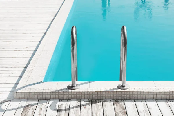 Modernes Schwimmbad mit Leiter im Resort — Stockfoto