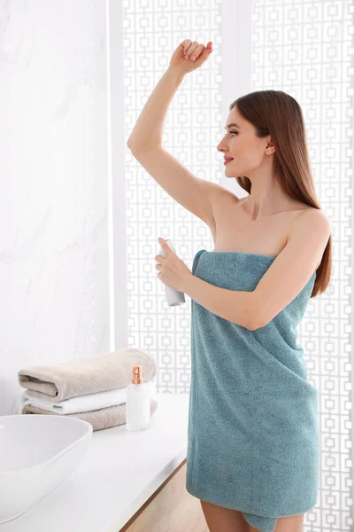 Piękna młoda kobieta, stosując Dezodoranty po prysznic w łazience — Zdjęcie stockowe