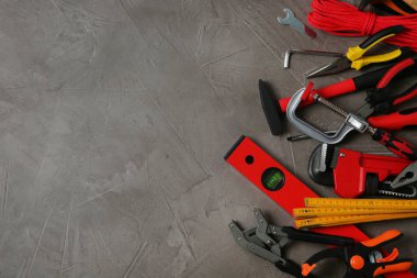 Gri taş masa üzerinde onarım araçları ile düz döşeme kompozisyonu, metin için alan