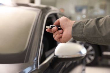 Genç adam araba anahtarı kapalı, closeup ile alarm sistemi kontrol