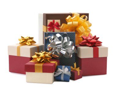 Beyaz arka plan üzerinde yay ile güzel hediye kutuları