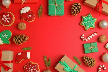 Çerçeve kırmızı arka plan üzerinde Noel dekor ile yapılan, düz yatıyordu. Metin için alan