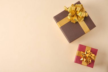 Bej arka plan üzerinde güzel hediye kutuları, düz yatıyordu. Metin için alan