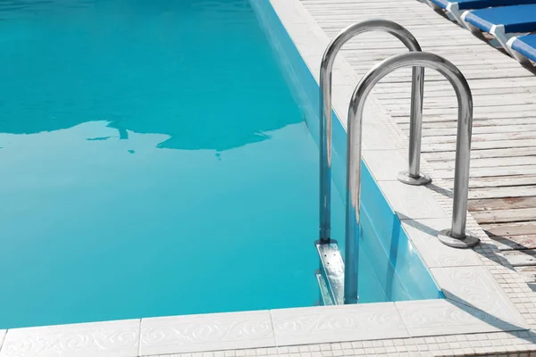 리조트에서 사다리가있는 현대적인 수영장 — 스톡 사진