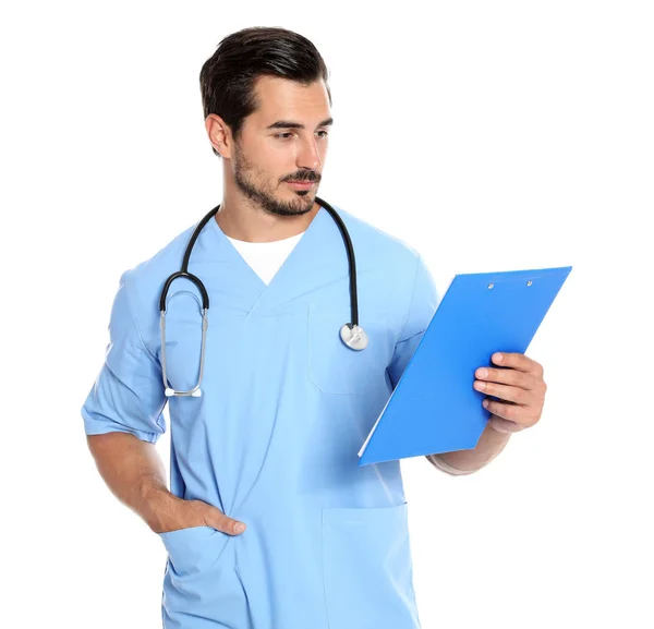 Joven doctor en uniforme con estetoscopio y portapapeles sobre fondo blanco. Servicio médico — Foto de Stock