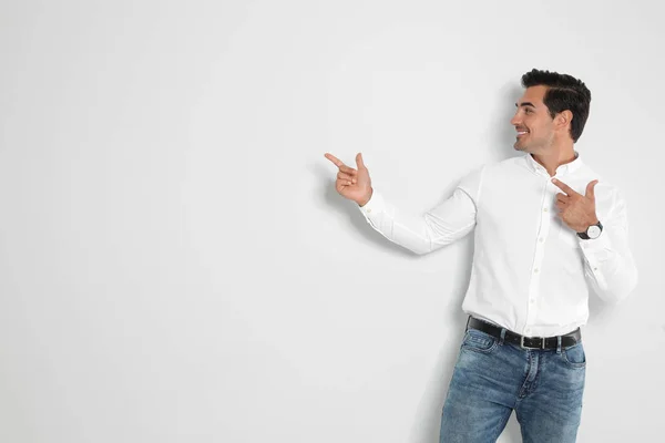 Retrato de jovem bonito em fundo claro. Espaço para texto — Fotografia de Stock