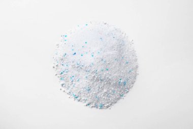 Çamaşır tozu yığını beyaz, üst görünüm izole