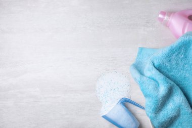 Hafif arka planda çamaşır deterjanları ve havlu ile düz yatıyordu kompozisyon. Metin için alan