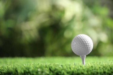 Bulanık arka plan, metin için boşluk karşı suni çim tee ile golf topu