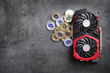 Gri tabloda modern ekran kartı ve bitcoinler, metin için alan ile üst görünüm