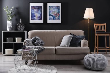 Modern mobilyalar ve şık bir dekora sahip şık oturma odası. İç tasarım fikri