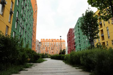Kiev, Ukrayna - 21 Mayıs 2019: Güneşli bir günde Dniprovskyi bölgesinde modern konut emlak Comfort Town