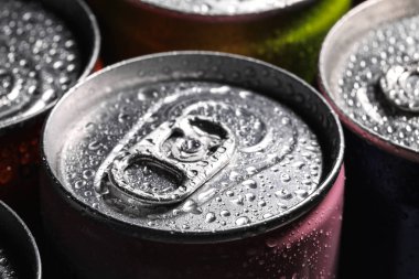 Arka plan olarak su damlaları ile kaplı içecek alüminyum can, closeup
