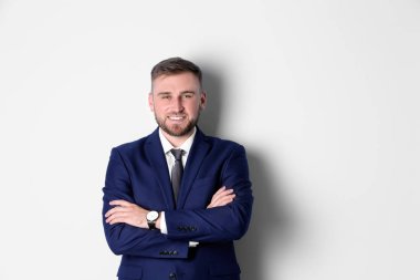 Beyaz arka plan üzerinde ofis takım elbise mutlu adam portresi