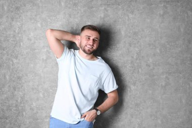 Gri arka plan üzerinde yakışıklı mutlu adam Portresi, metin için alan