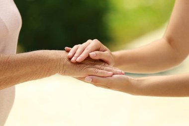 İnsanlar, bakım ve destek. Yardım eli konseptini vermek