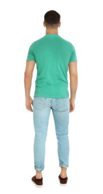 Beyaz arka planda, Genç adam arkadan görünüm