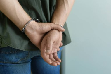 İçeride kelepçeli olarak gözaltına alınan adam, mesaj için yer. Ceza hukuku