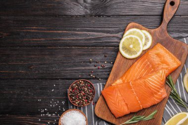 Siyah ahşap masa üzerinde somon fileto ile düz yatıyordu kompozisyon. Metin için alan