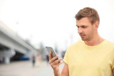 Şehirde akıllı telefon ile yakışıklı adam Portresi