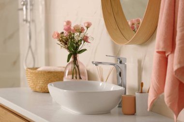 Gemi lavabo ve dekor elemanları ile modern banyo iç