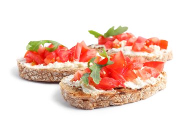 Beyaz arka planda lezzetli domates bruschettas. Geleneksel İtalyan antipastosu