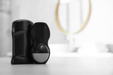 Banyoda masada farklı deodorantlar var. Metin için alan