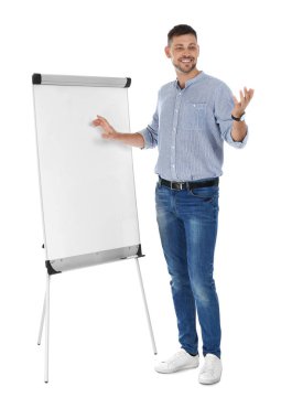Beyaz arka planda flip chart board yakınında Profesyonel iş eğitmeni. Metin için alan