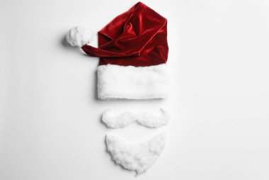 Beyaz arka planda sakallı Noel Baba şapkası, üst görünüm