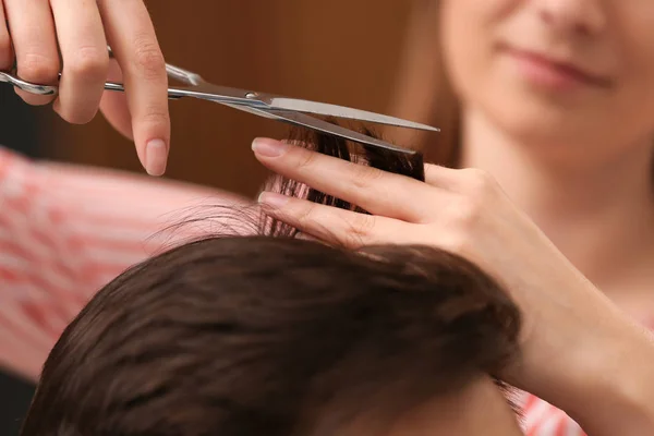 Barbeiro fazendo corte de cabelo elegante com tesoura profissional no salão de beleza, close-up — Fotografia de Stock