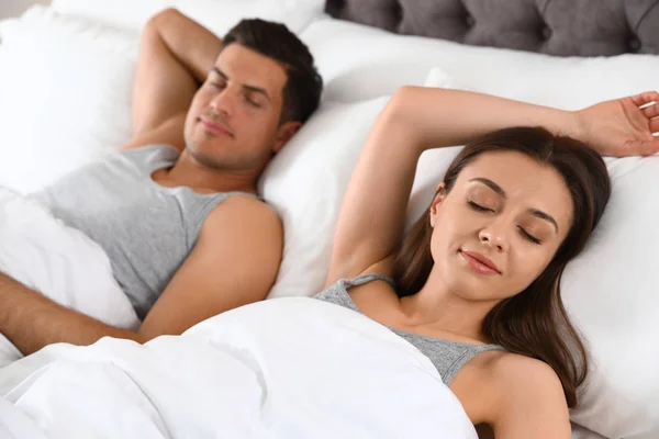 Retrato de pareja encantadora durmiendo en cama grande — Foto de Stock