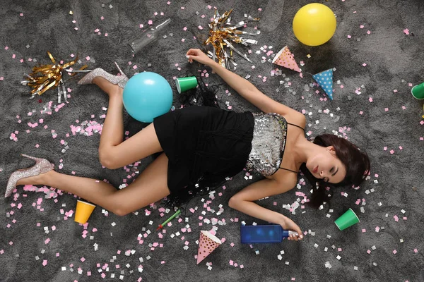 醉的年轻女子睡在凌乱的地板上后，党，顶视图 — 图库照片