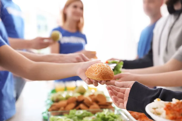 Voluntarios sirviendo comida a los pobres, primer plano — Foto de Stock