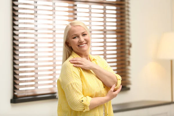 Retrato de mujer madura feliz cerca de la ventana interior —  Fotos de Stock