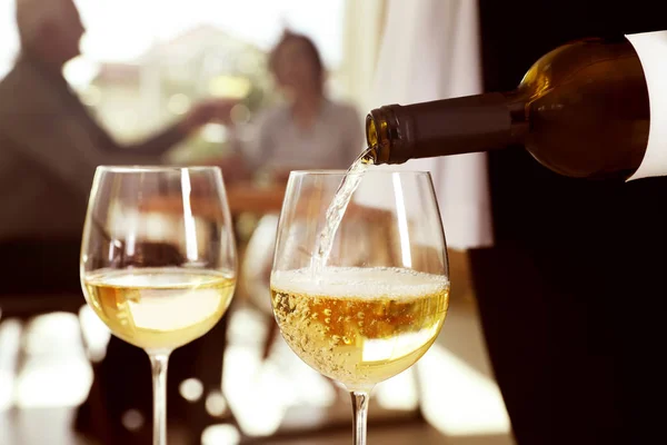 Официантка наливает вино в бокал в ресторане, крупным планом — стоковое фото