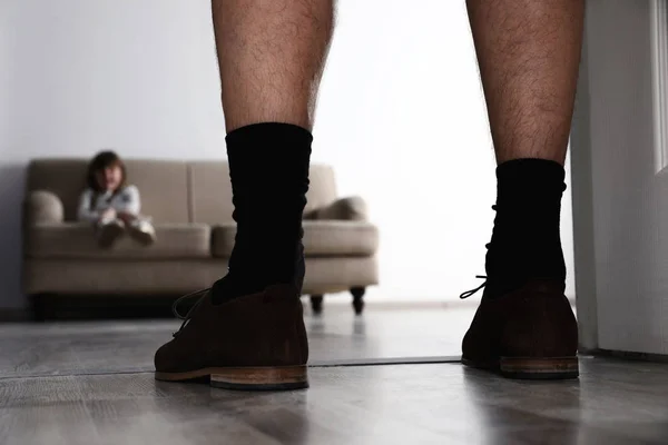 Ενήλικος άνθρωπος χωρίς παντελόνια στέκεται μπροστά από φοβισμένο κοριτσάκι σε εσωτερικούς χώρους. Το παιδί σε κίνδυνο — Φωτογραφία Αρχείου