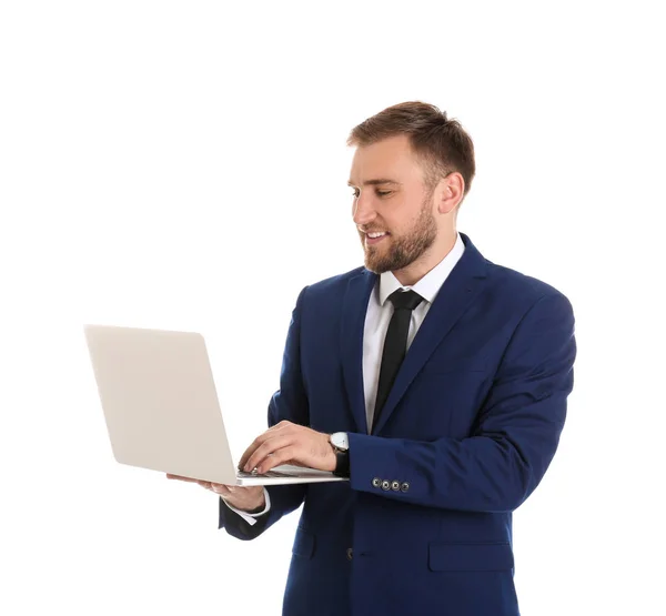 Jovem empresário feliz usando laptop no fundo branco — Fotografia de Stock