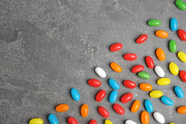 Composición plana con frijoles de gelatina sobre fondo de piedra. Espacio para texto — Foto de Stock