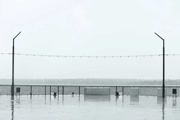 Terraplén de la ciudad vacía en días lluviosos grises — Foto de Stock