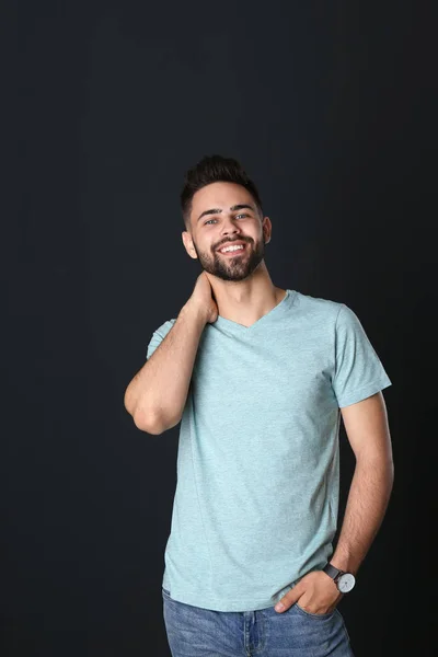 Retrato del hombre guapo sonriente sobre fondo negro — Foto de Stock