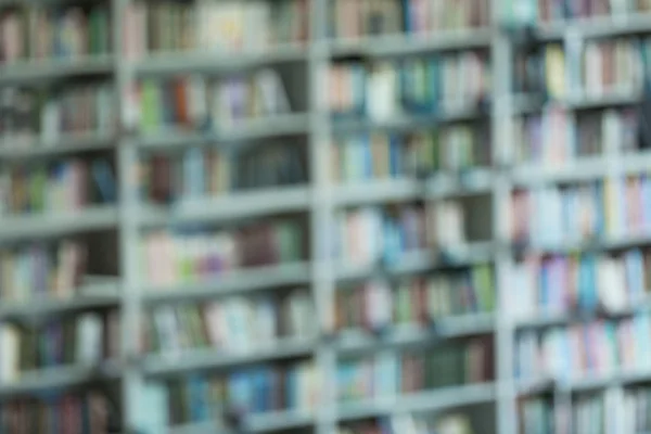 Vista borrosa de los estantes con libros en la biblioteca —  Fotos de Stock