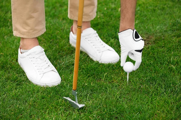 Man golfen op de groene baan. Sport en vrije tijd — Stockfoto
