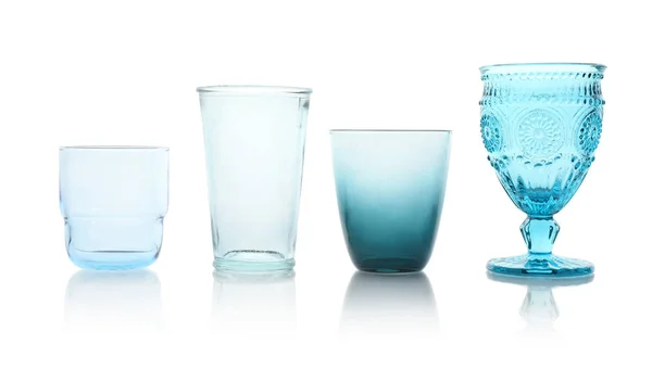 Набор цветных пустых стаканов на белом фоне — стоковое фото