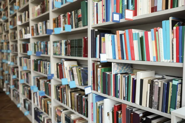 Vista de estantes con libros en biblioteca —  Fotos de Stock