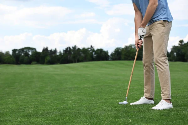 Muž, který hraje golf na zeleném hřišti. Sport a volný čas — Stock fotografie